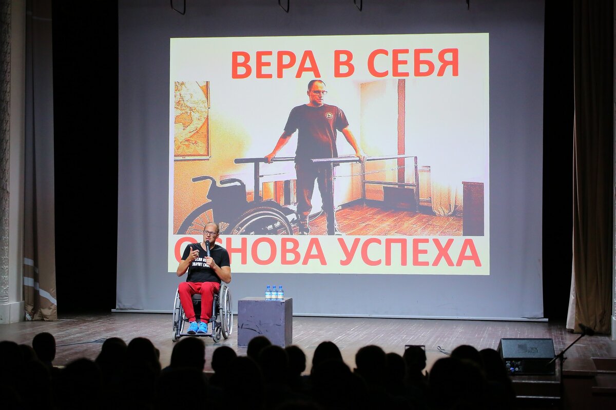Я на сцене, рассказываю очередную историю 