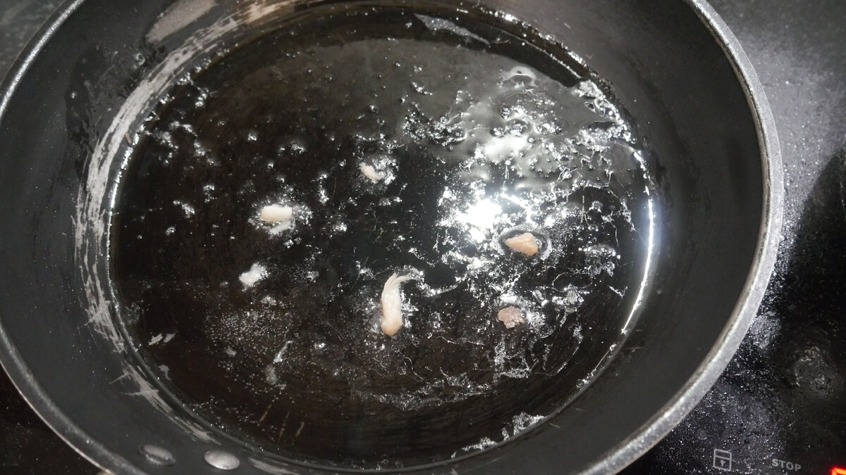 Это жир из банки тушенки в 0,35 литра. Его оказалось очень мало, поэтому пришлось добавить немного растительного масла.