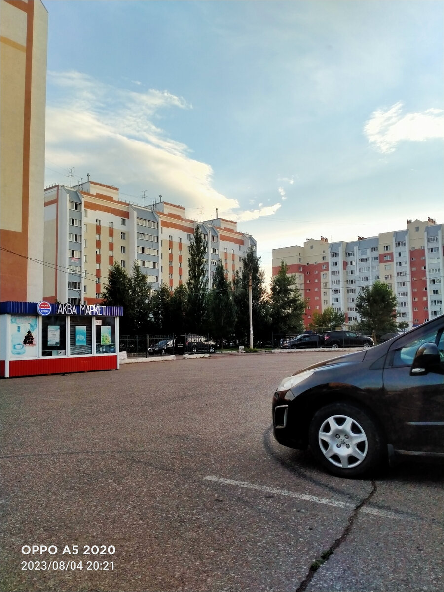 Становится темнее ближе к 9 вечера. Чувствуется, что скоро осень