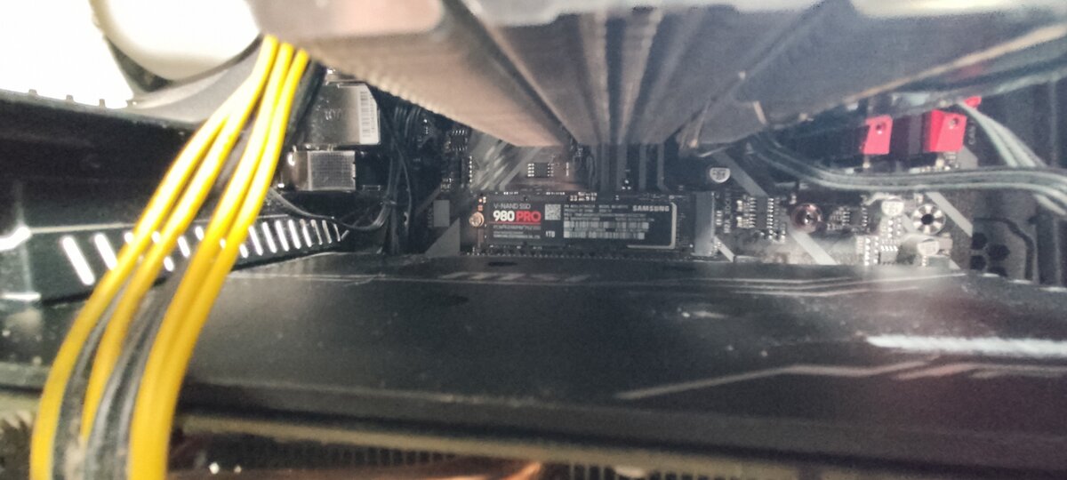 Вооон в далеке. SSD накопитель Samsung 980 MZ-V8V1T0BW 1ТБ, M.2 2280