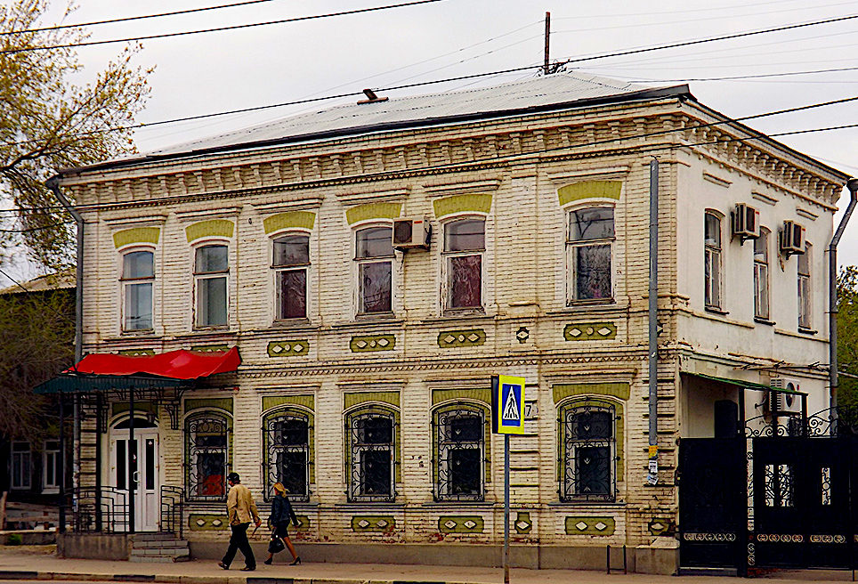 Галактионовская, 107. Первоначально особняк был светлым с оливково-зеленоватыми деталями