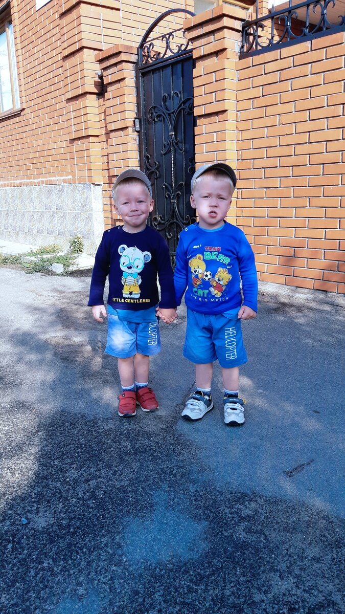 Слава(слева) и Владик(справа)