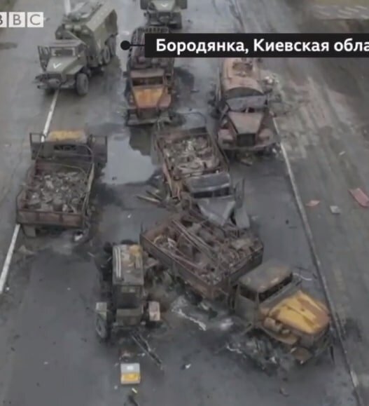 Разбитая колонна снабжения ВС РФ в н. п. Бородянка под Киевом. 