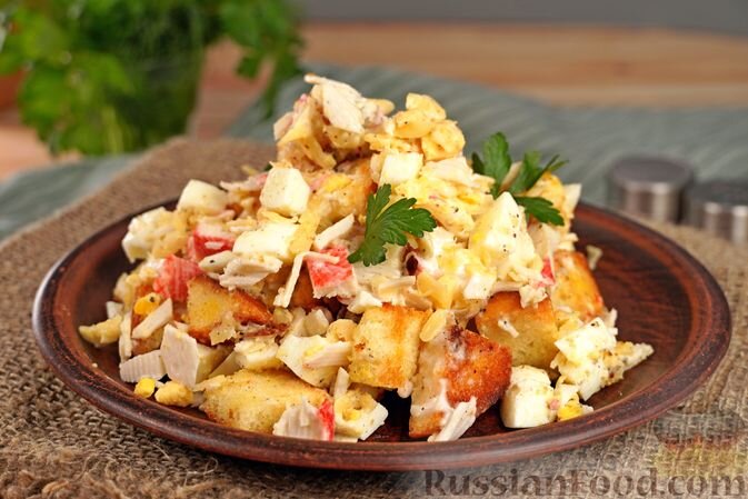 крабовые палочки, сыр, яйца, хлеб белый пшеничный, чеснок, майонез, масло растительное, соль, перец чёрный молотый