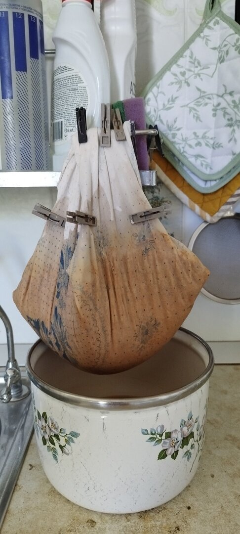 Вот так стекает сок. Если продукт понравится, сварганю специальный мешочек для мякоти))), а, пока, так!