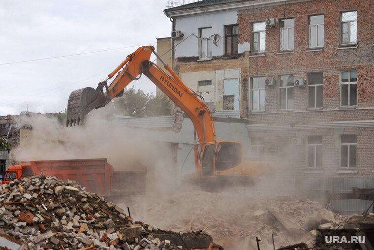    Заказчик заключал контракты на снос аварийных домов без проведения конкурса