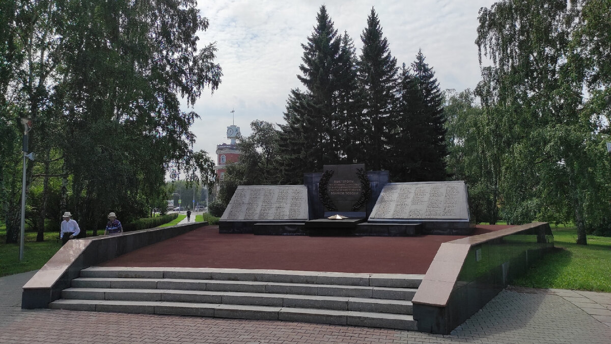 Памятник в честь Героев Советского Союза из Алтайского края. Барнаул. Фото: Кирилл Полиенко/Polienko: путешествуем вдвоём