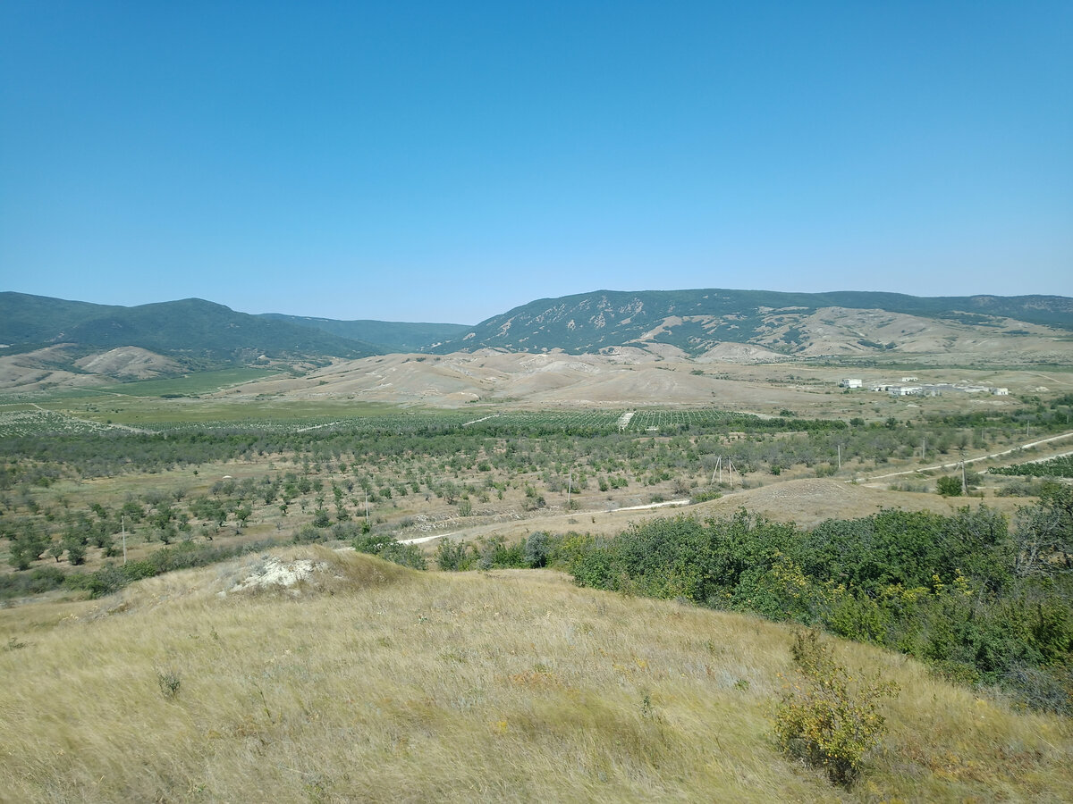 Справа на дальнем плане гора Клементьева. 