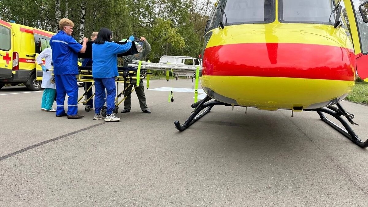     Мальчика с тяжелой травмой доставили на вертолете санитарной авиации из Глазова в Ижевск для экстренной операции.