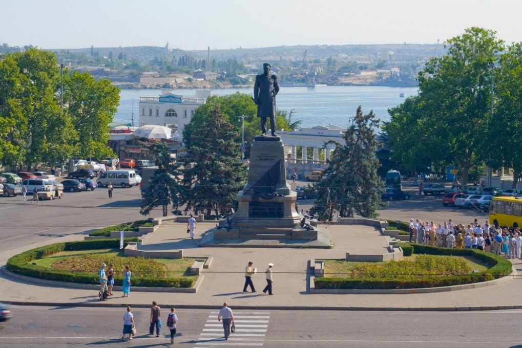 Лежал на пляже в Севастополе и вдруг началась стре.льба. Как отреагировали отдых