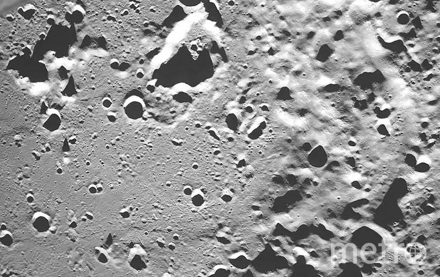    Снимок южного полярного кратера Зееман на обратной стороне Луны.Роскосмос