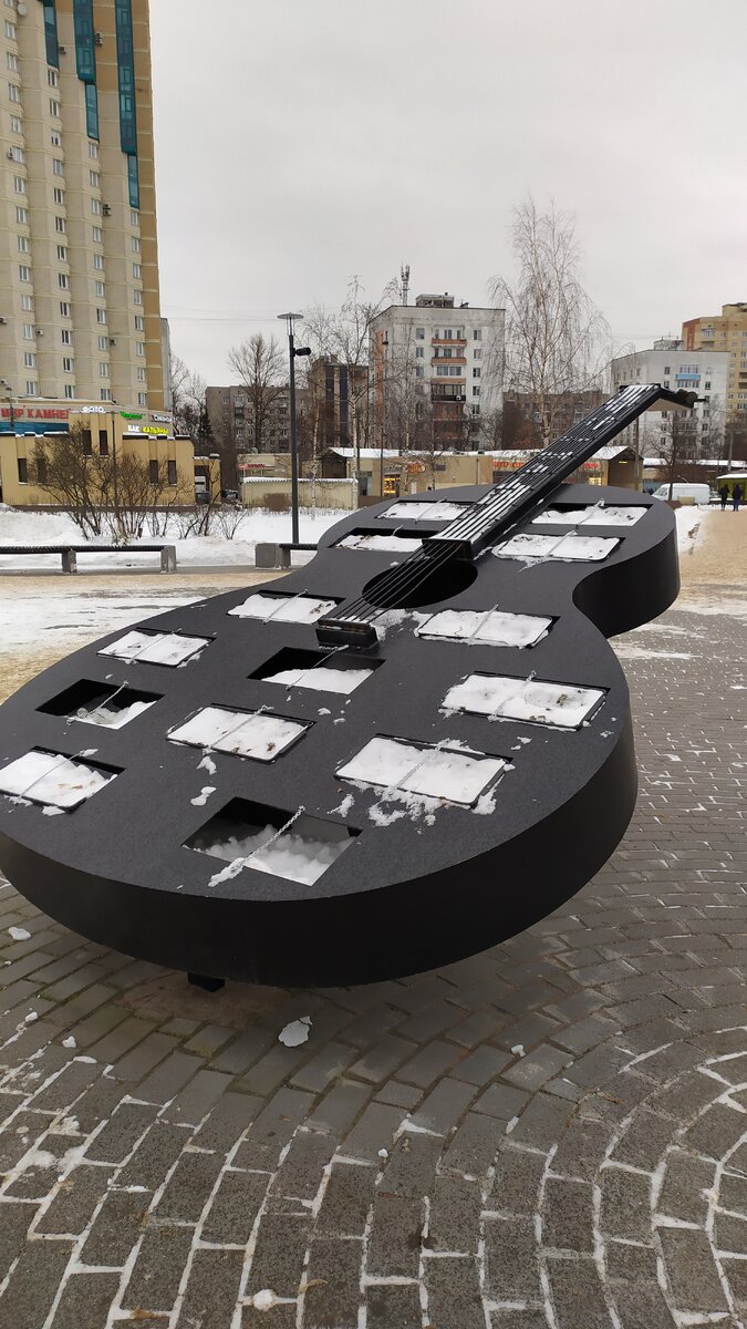 Часть композиции, посвященной В.Цою в сквере Петербурга. Фото автора, 2021 год.