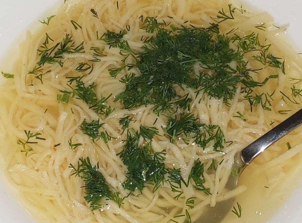 Лапша на курином бульоне.