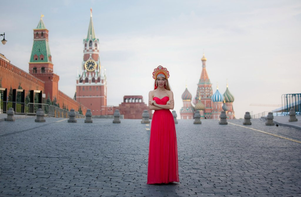 Лица москвы. Фотосессия на красной площади. Костюм Кремля. Красавица на красной площади. Девушка в платье на красной площади.