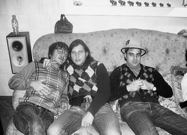 Михаил Гребенщиков, Александр Рева и Гарик Мартиросян. Гребенщиков сознавался, что это фото постановочное и специально «слито» для пиара и ради шутки