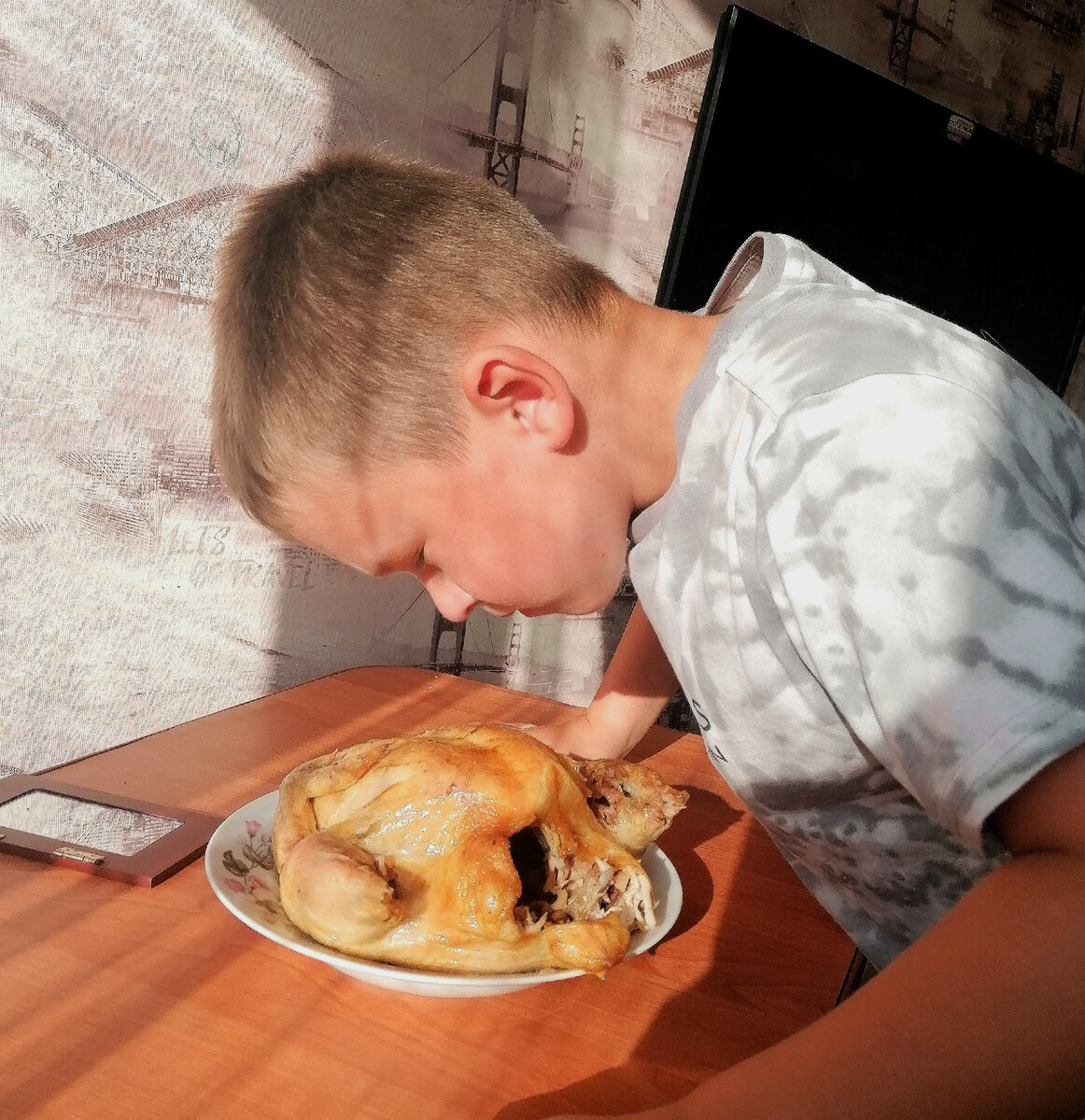 Курицу обожает😆