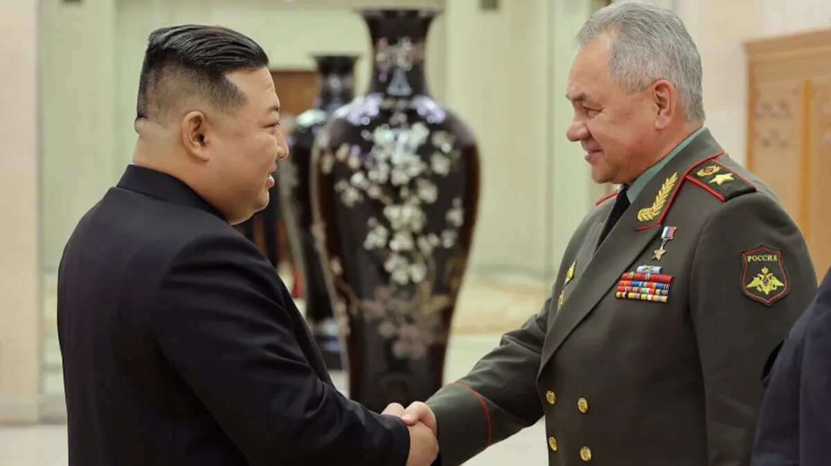 Рукопожатие Сергея Шойгу и Ким Чен Ына. Фото: reuters.com