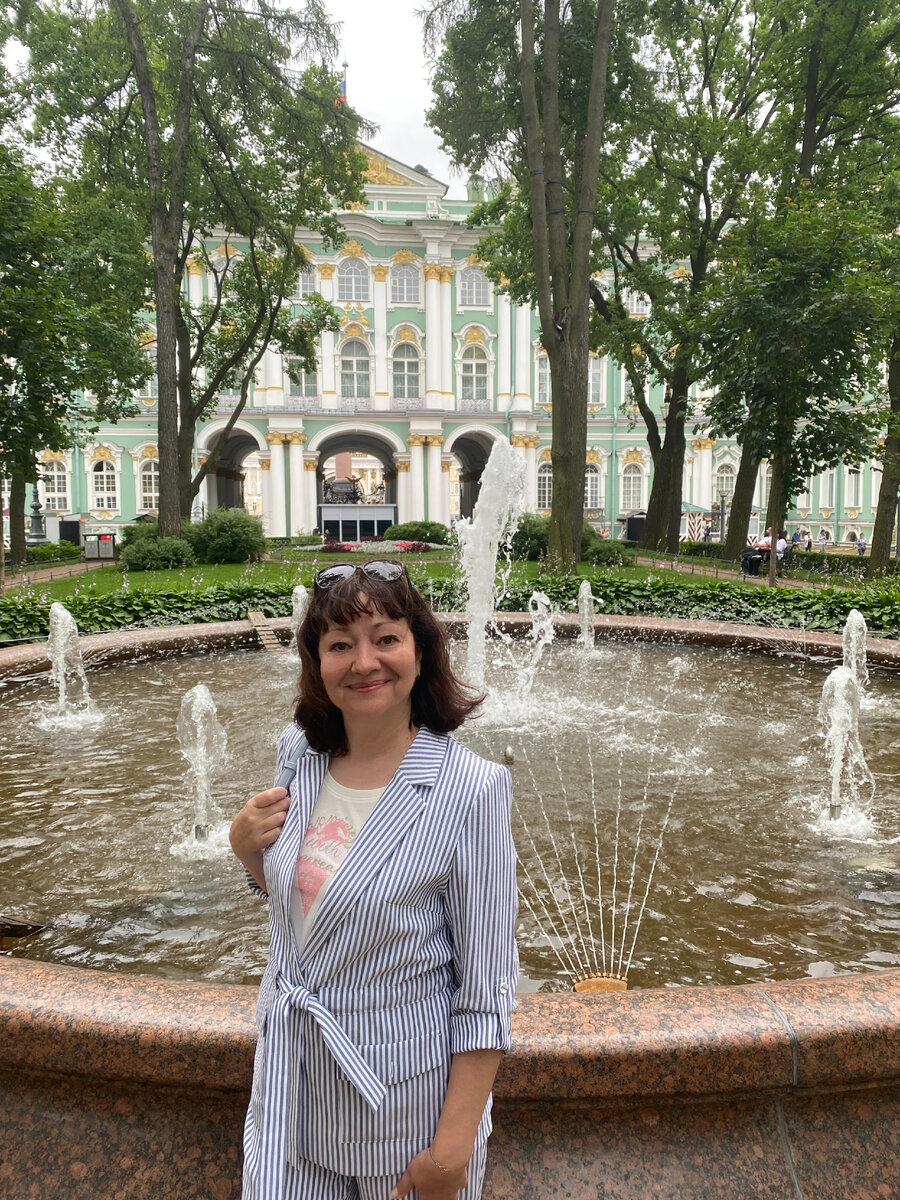 Я у фонтана в Большом парадном дворе Эрмитажа.