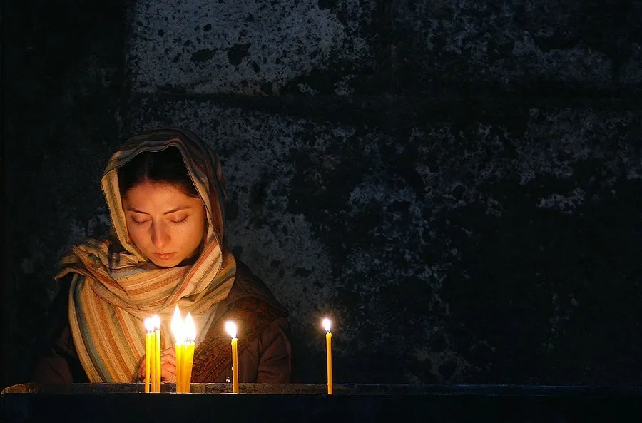 Молитва православной женщины. Женщина со свечой в храме. Женщина в храме. Женщина молится в церкви. Православная женщина.