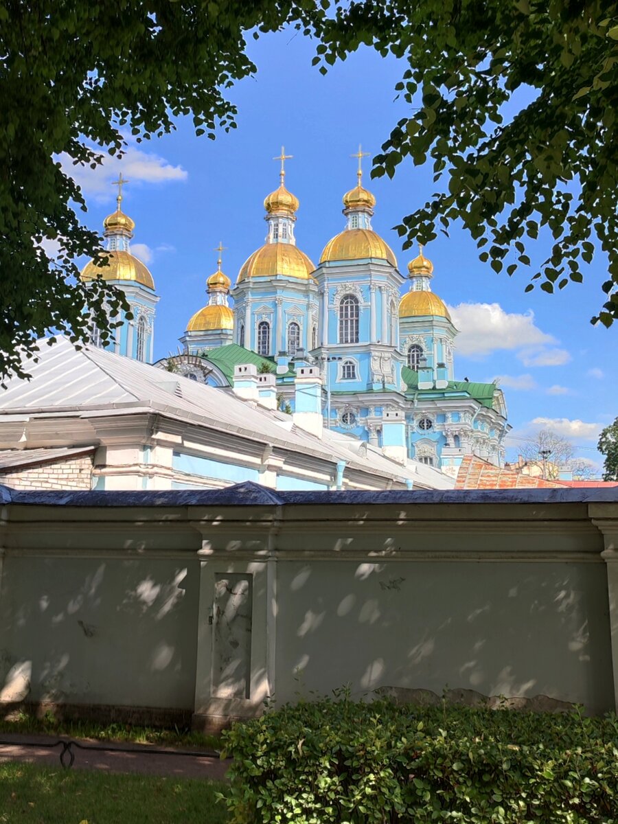 По пути проходишь мимо Никольского собора. Кому интересно, можно зайти и туда