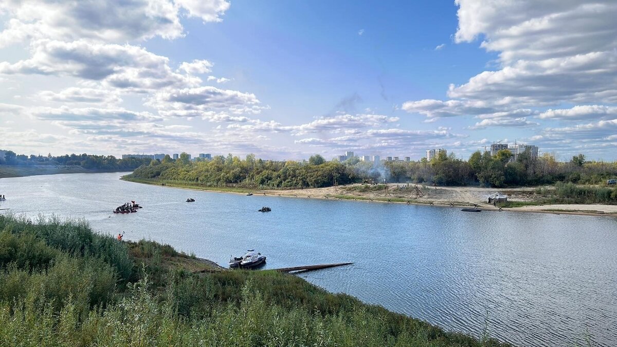     Жителей Тюмени напугало скопление людей в военной форме, взрывы и звуки выстрелов из автоматов в Заречном микрорайоне.