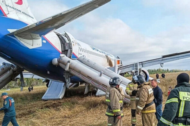    Опубликованы фотографии с места экстренной посадки самолета в Новосибирской области