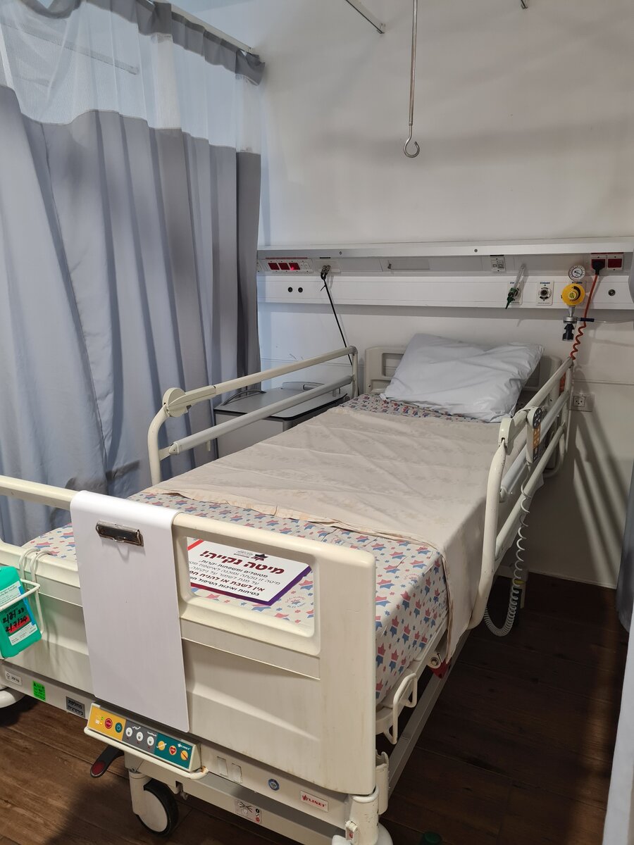 Кровать в палате