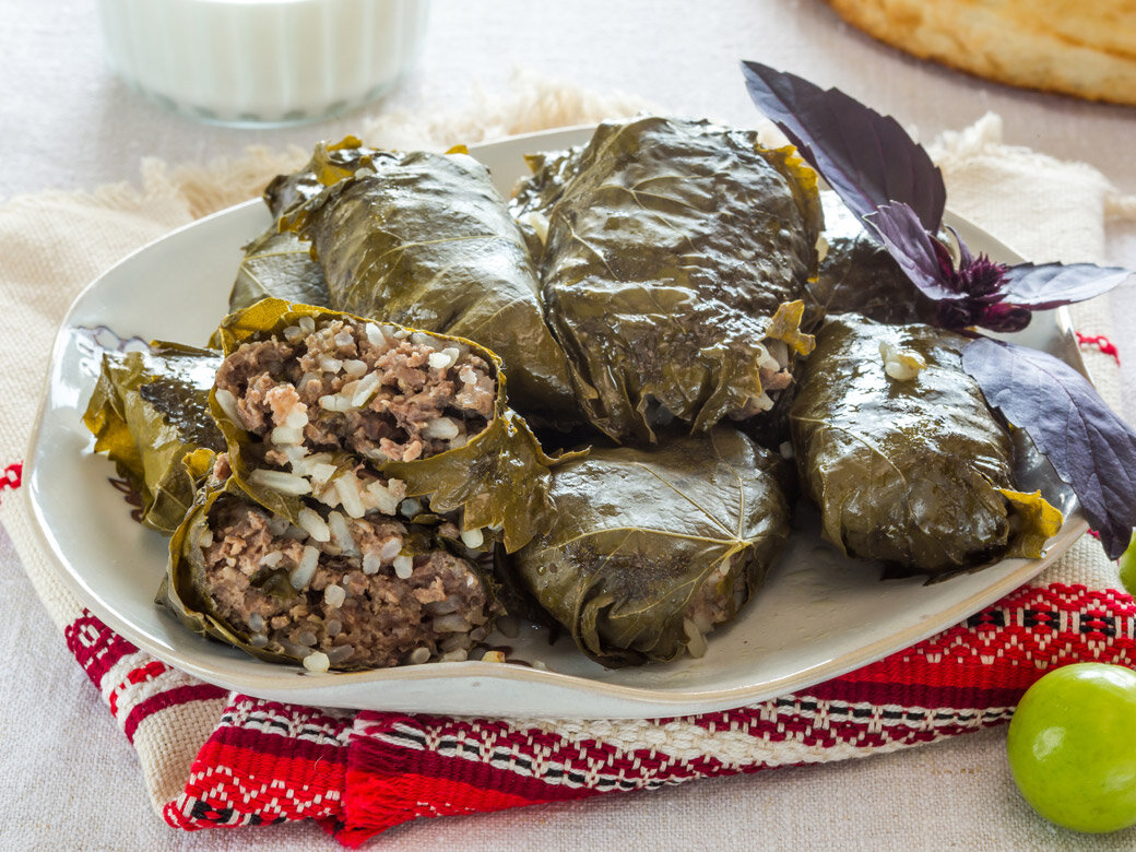 Долма какое блюдо. Армянская Национальная кухня толма. Национальное блюдо Армении долма. Толма армянская виноградных листьев. Долма и толма.