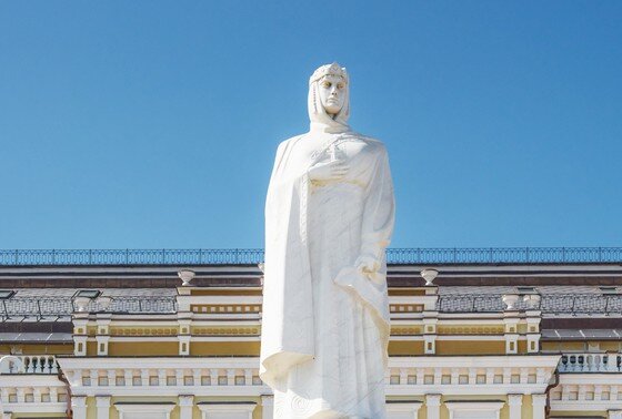    Памятник княгине Ольге в Киеве