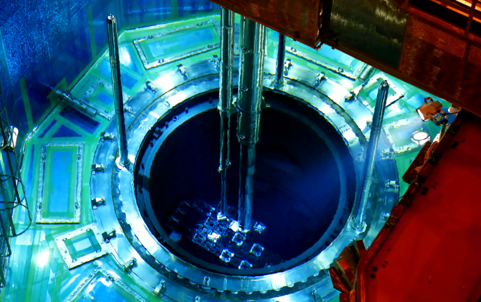 Запуск ядерного реактора. Свечение Черенкова РБМК-1000. Ядерный реактор. Атомный реактор. Ядерный реактор изнутри.