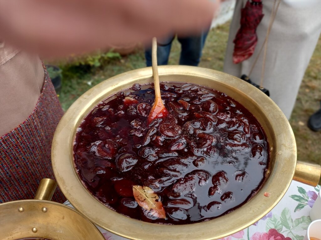 «Люблю я вас, дачки! Идешь себе ночью, А окна, балконы отворены все; И звук фортепьяно оттуда несется, И льются напевы в ночной тишине». А. Плещеев Ах, дачи! Ах, дачная жизнь!-4