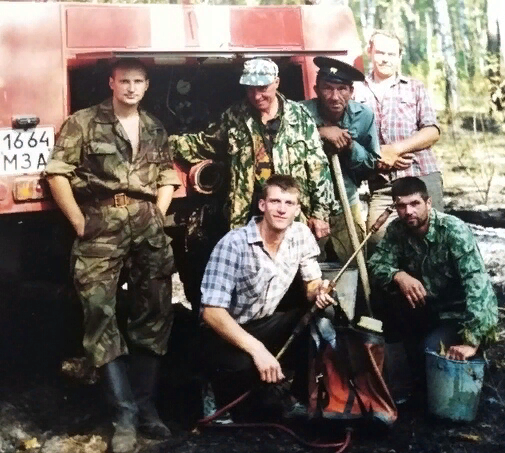 На фото: автор и лесники после тушения пожара.