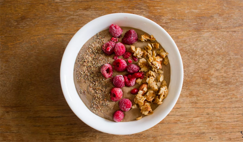 2. Освежающий смузи-боул с питайей.  Вам понадобятся: питайя (2-3 шт.), малина (100 грамм), стакан  обезжиренного йогурта (можно кефира или молока), 3 ст. ложки  натурального апельсинового сока. Для украшения: ягоды черного винограда  (7 шт.), тыквенные семечки (примерно 20 г.), клюква (50 грамм), мед (1  ст. ложка). Приготовление: смешиваем в блендере йогурт, малину, питайю и  сок апельсина. Затем украшаем виноградом, семенами тыквы, клюквой и  медом.