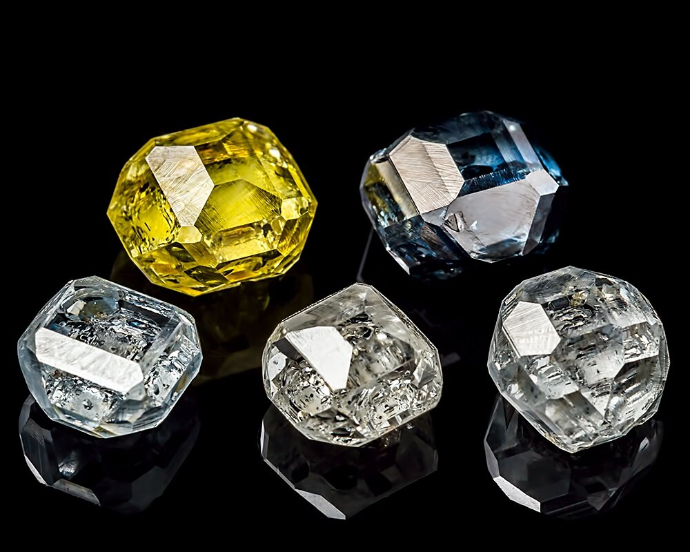 Природные бриллианты купить. Синтетические Алмазы HPHT. CVD/HPHT бриллианты. CVD Алмазы сырье. Синтетический выращенный Алмаз.