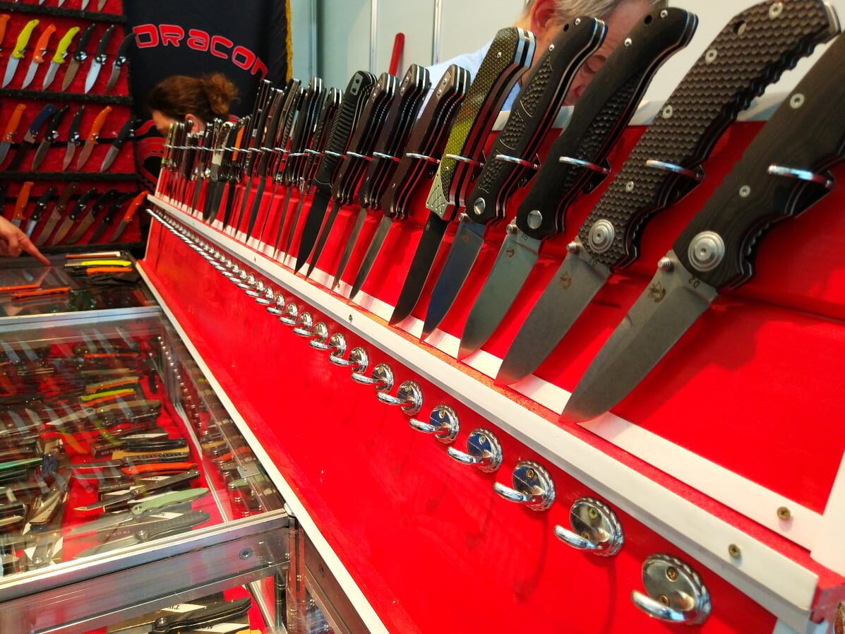 Стенд с китайскими ножами ножами "Красный дракон"