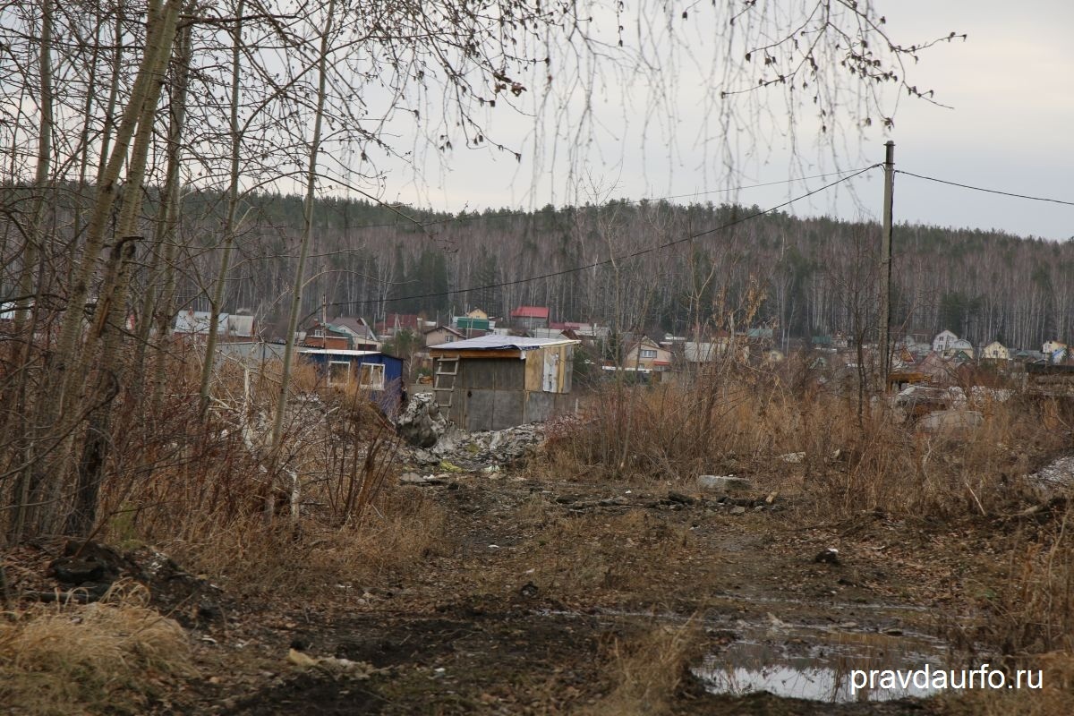 На въездах ставятся времянки, исполняющие роль КПП и кассы