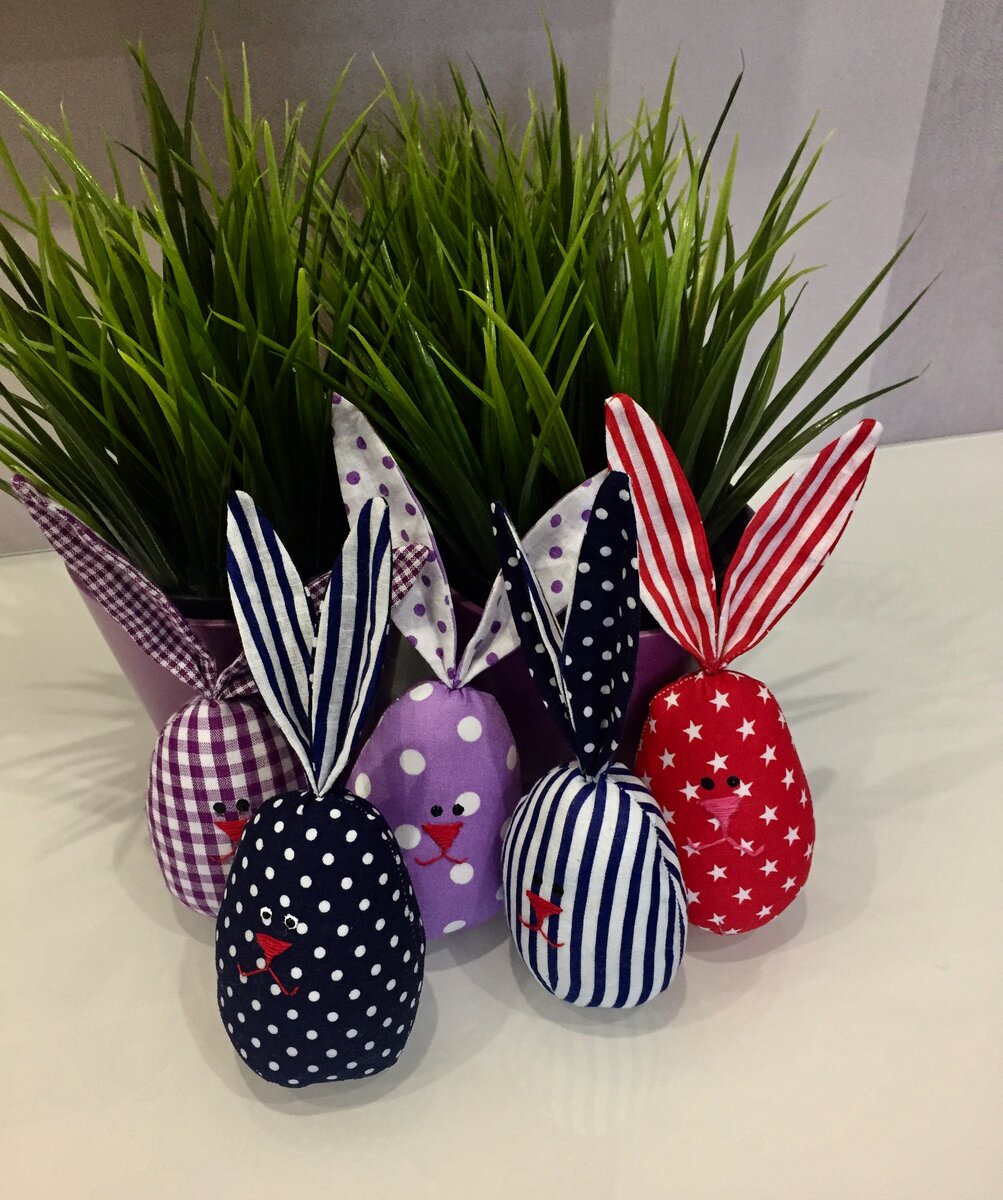 Такими милыми зайчиками можно украсить не только корзины с яйцами, но и квартиру к Пасхе!