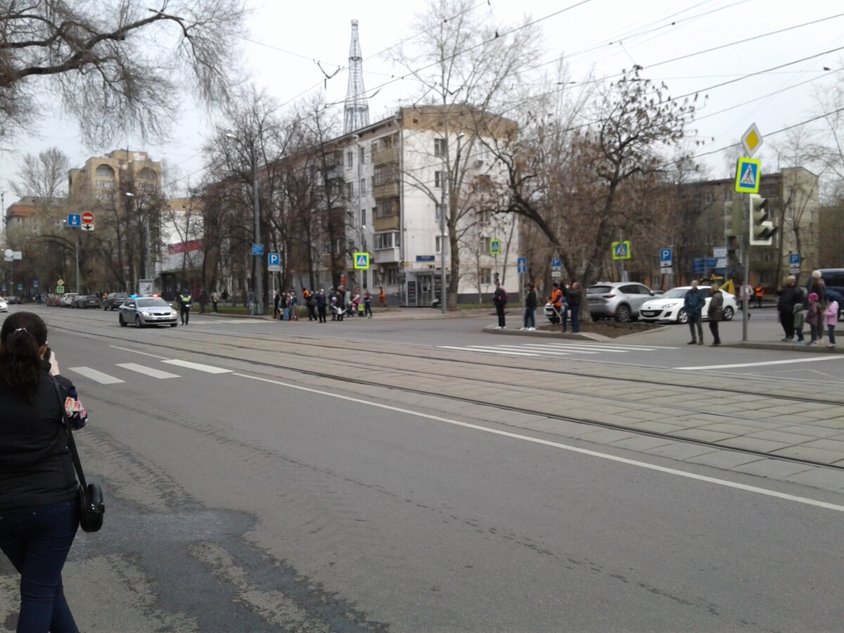 Автомобиль ДПС по сопровождению колонны трамваев. 