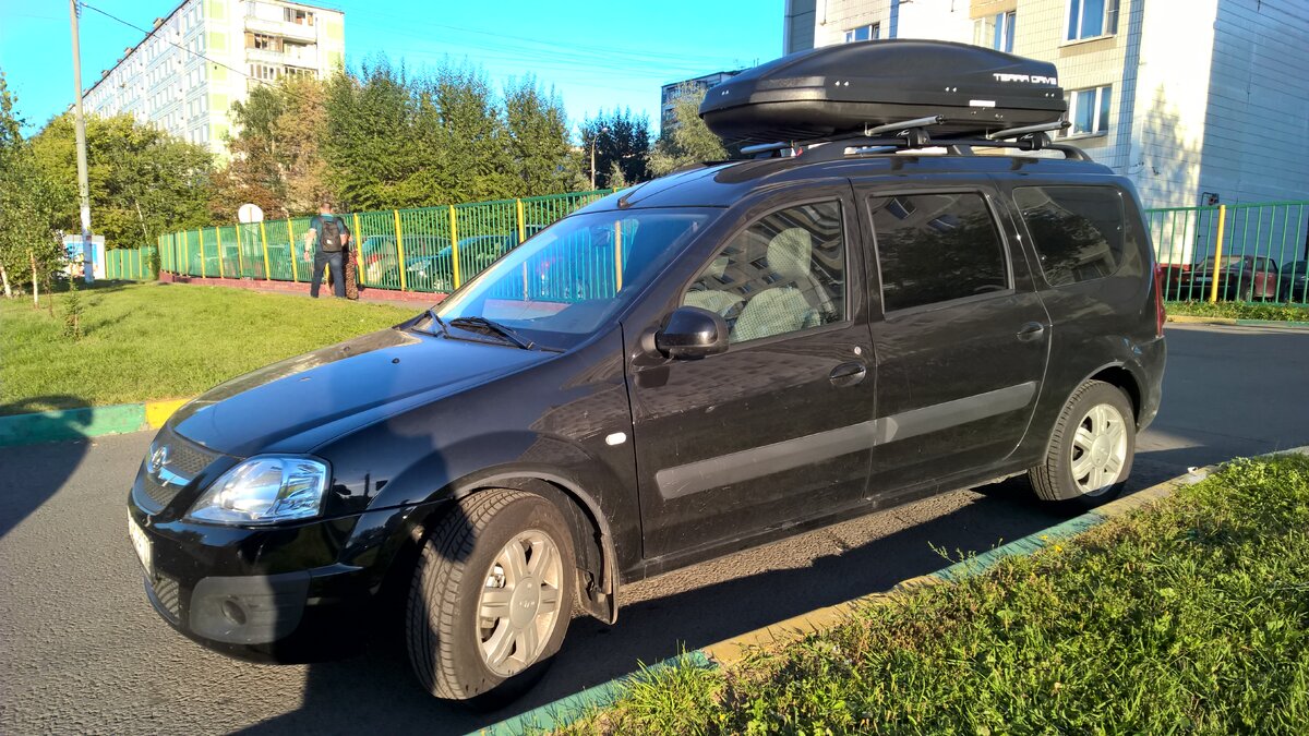 В 2015-м году "люксовый" Ларгус стоил 540 тыс. рублей. Вся люксовость заключалась в подогреве передних сидений, литых дисках, 16-клапанном двигателе, задних стеклоподъёмниках и бортовом компьютере, который умел показывать расход топлива. Бокс 480 литров - на фото выглядит гораздо меньше, чем этот гроб был в реальности.