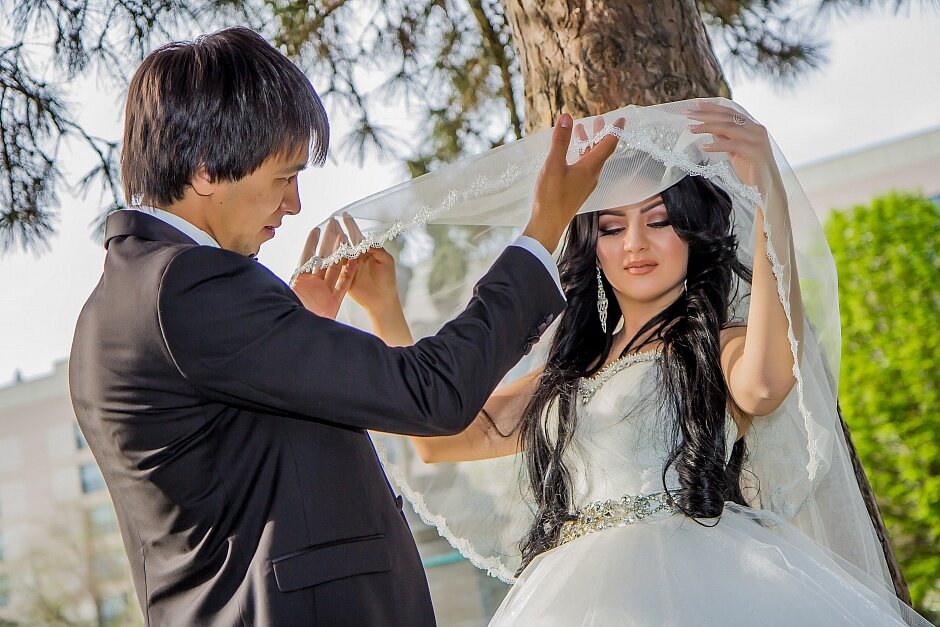 Реальная первая брачная. Кавказская свадьба. Восточный жених и невеста. Восточная свадьба. Восточная невеста.