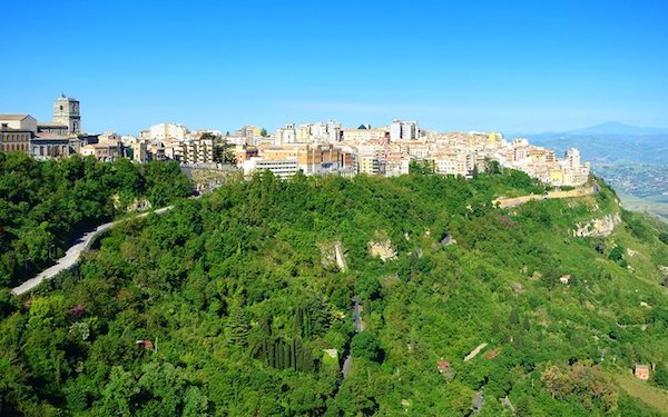 Въезд в Энну.
Источник: www.planetware.com