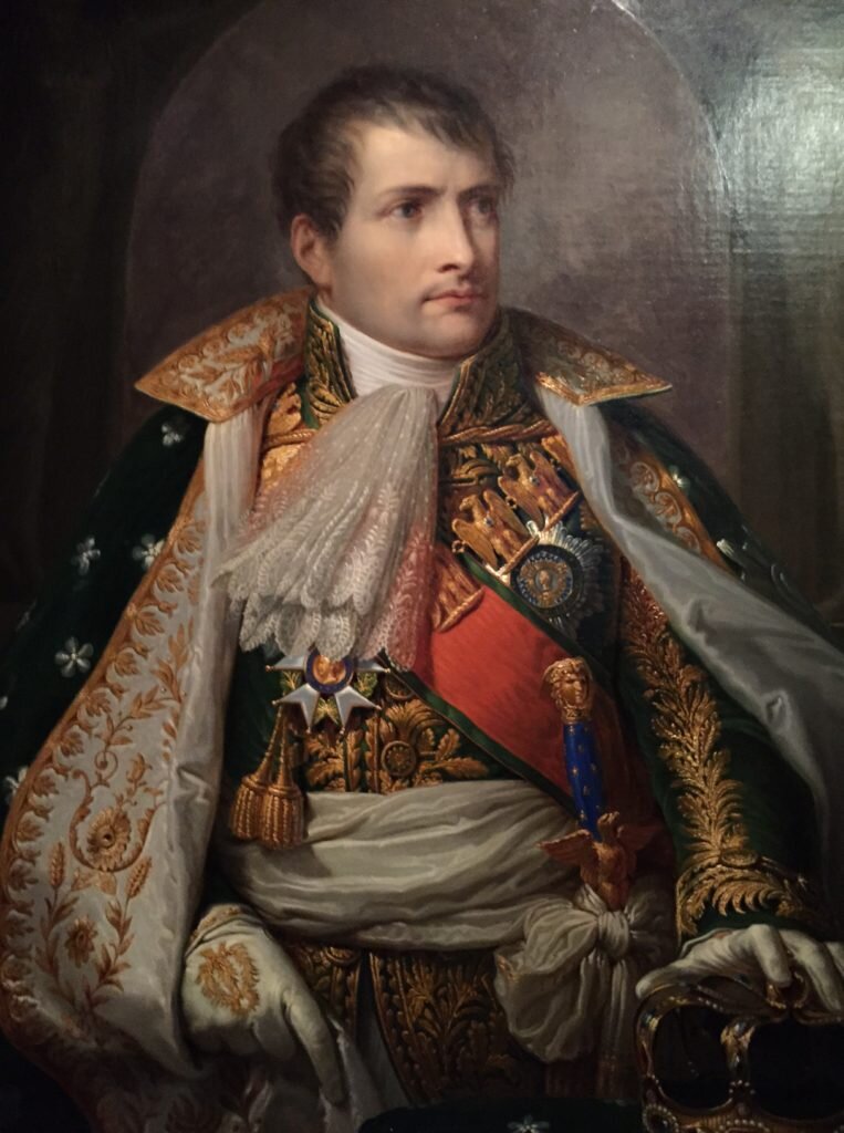  Это что касается государственного управления,а ведь действительно,кроме его военных успехов мы о нем знаем не так много,а после романа Л.Н.Толстого "Война и Мир",его образ был слишком искажен,он предстает как самовлюбленный диктатор,но в действительности это было не совсем так,о самом характере Наполеона поговорим позже,ну а пока продолжим дальше.