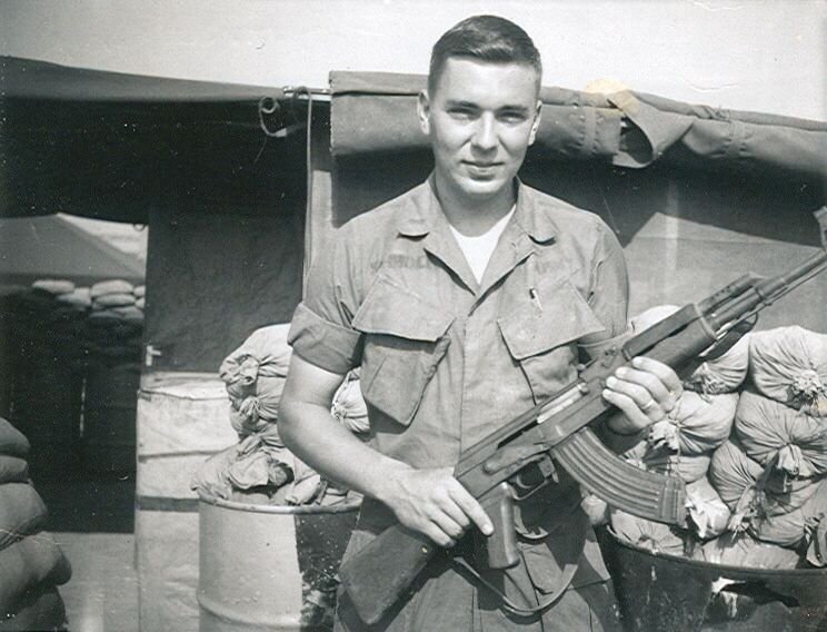 Провинция Бин-Дин, 1967 год. Американский пехотинец позирует с трофейным АК.