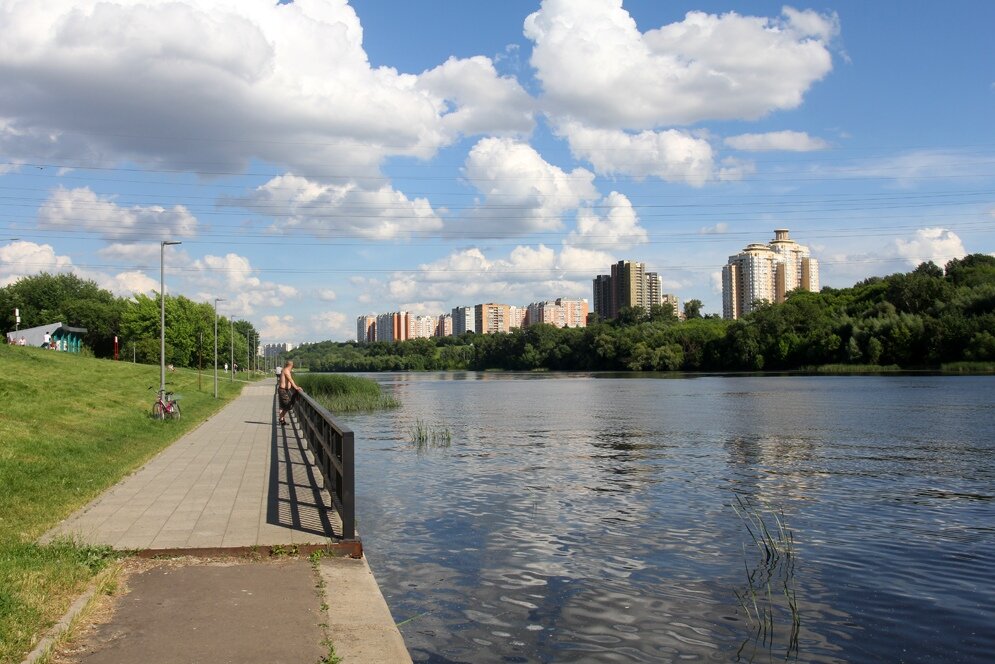 здания на москве реке. ярославль волга и которосль. псков река пскова. рассказ про самару. административный центр расположенный на берегу реки.