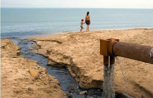 Мореслив. Каспийское море канализация. Канализационная труба в море. Канализационные стоки в черное море.