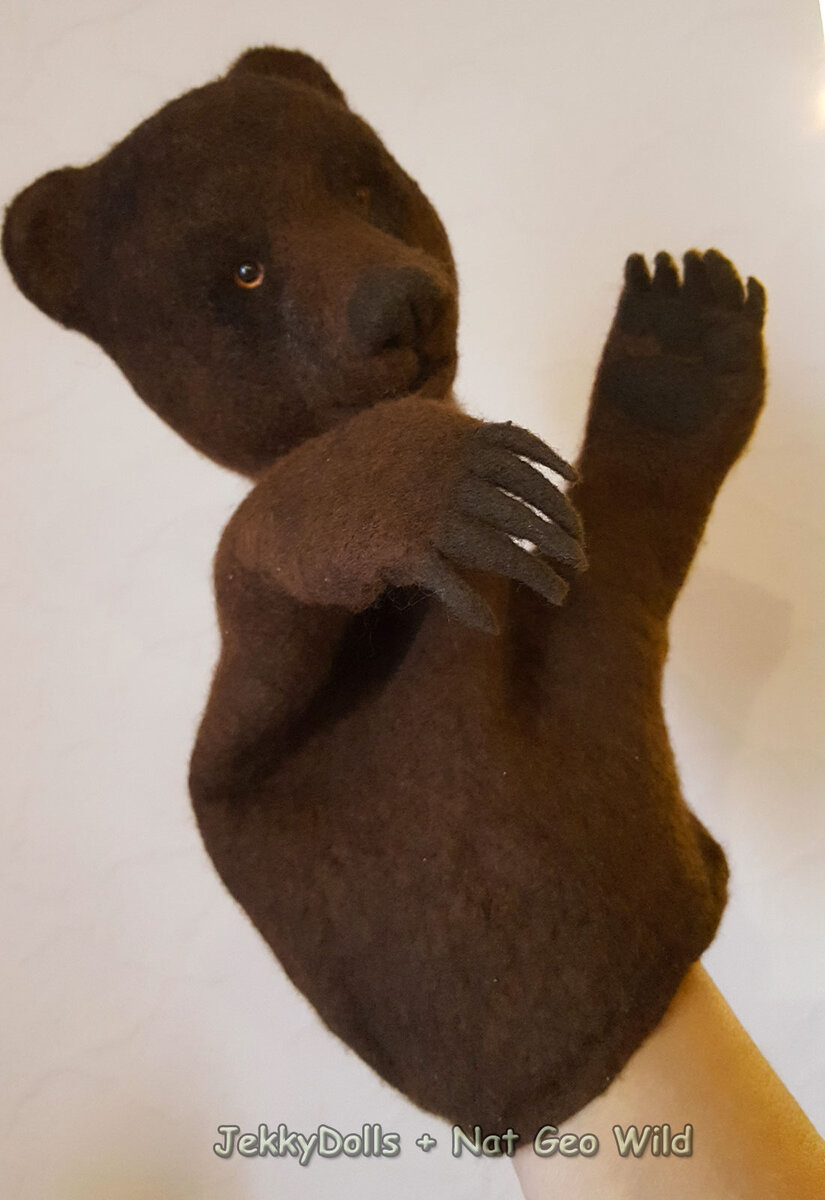 Медведь, перчаточная кукла, сделан смешанным способом. Голова сваляна по-сухому - иглами, а тело - уже мокрым валянием на шаблоне