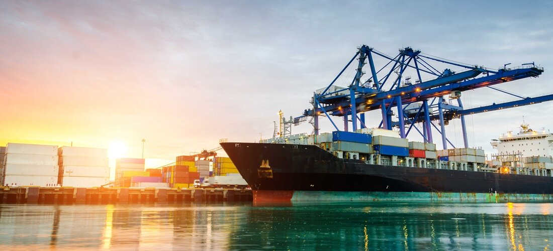 Источник фото https://shippingcompaniesgreece.com/wp-content/uploads/2019/04/shipping-companies-greece.jpg