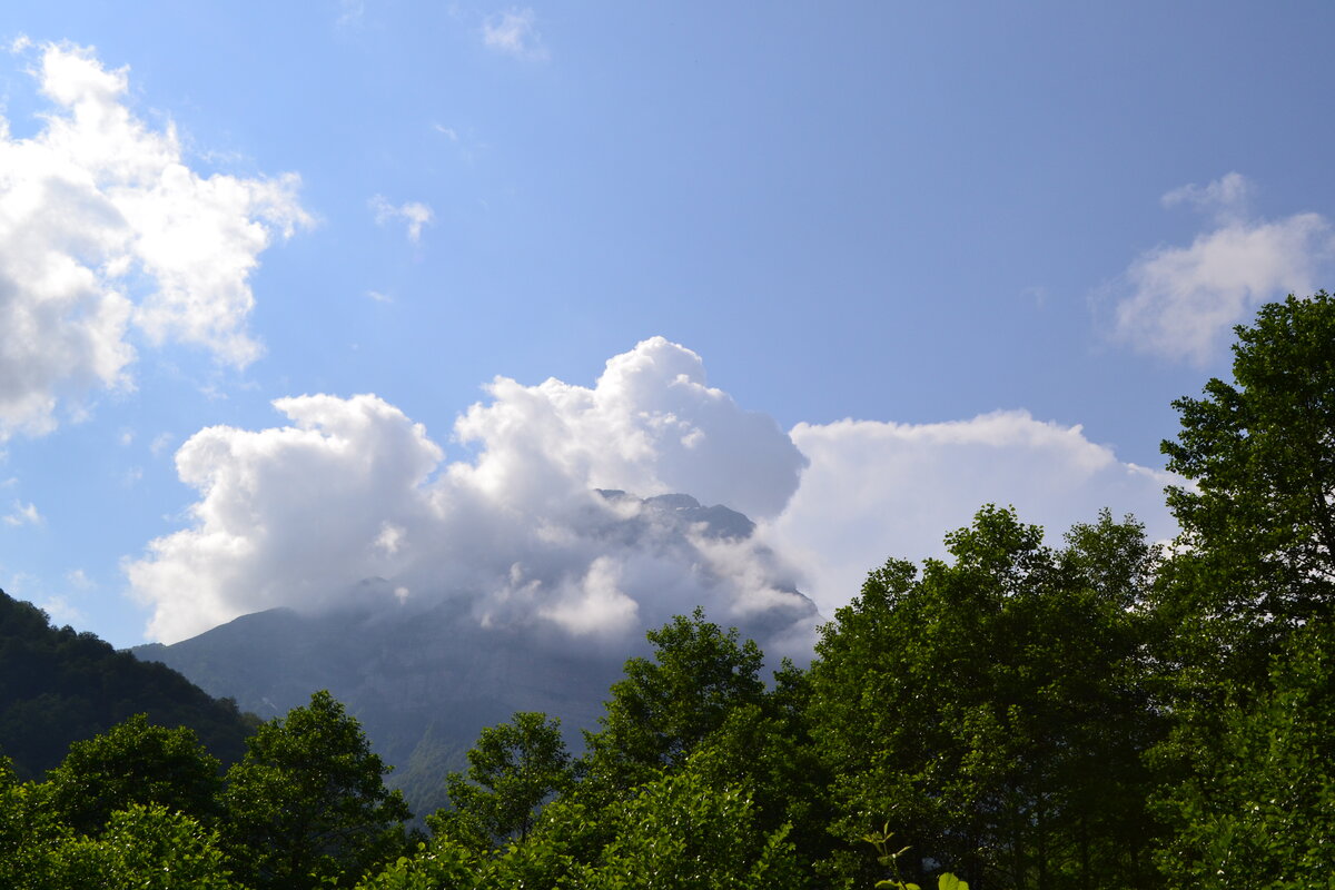 Гроза в горах на фоне горы | Премиум Фото