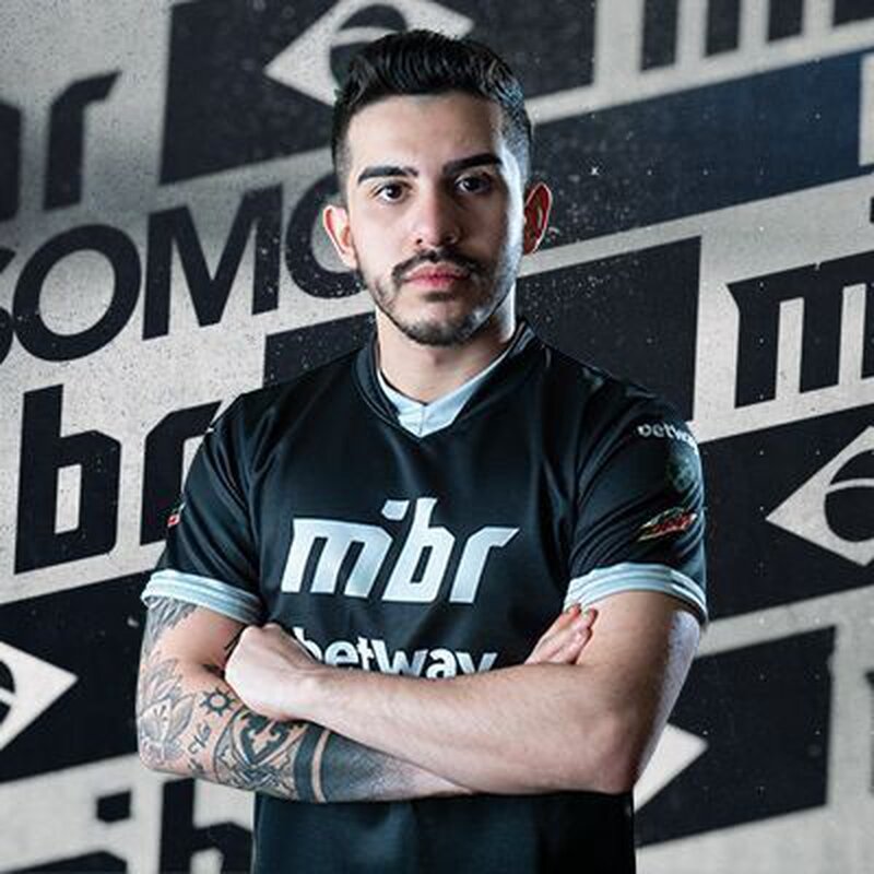 Марсело coldzera Давид:«Мы испробовали множество стратегий: меняли игроков, позиции, но ни одна из них не сработала. Иногда настоящая проблема — это мы. Одна из причин, по которой я ухожу, заключается в том, что я чувствую себя демотивированным и слишком сильно нервничаю из-за того, как мы принимаем поражения: вместо того, чтобы пытаться найти решение в игре, мы искали еще больше проблем, и это начало влиять на мои выступления. К сожалению, это не сработало, и я решил последовать своему сердцу.
