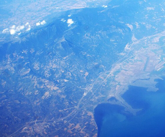 Сегодняшние Фермопилы. 
2,5 тыс. лет назад море было практически вплотную к горам, создавая узкий проход.